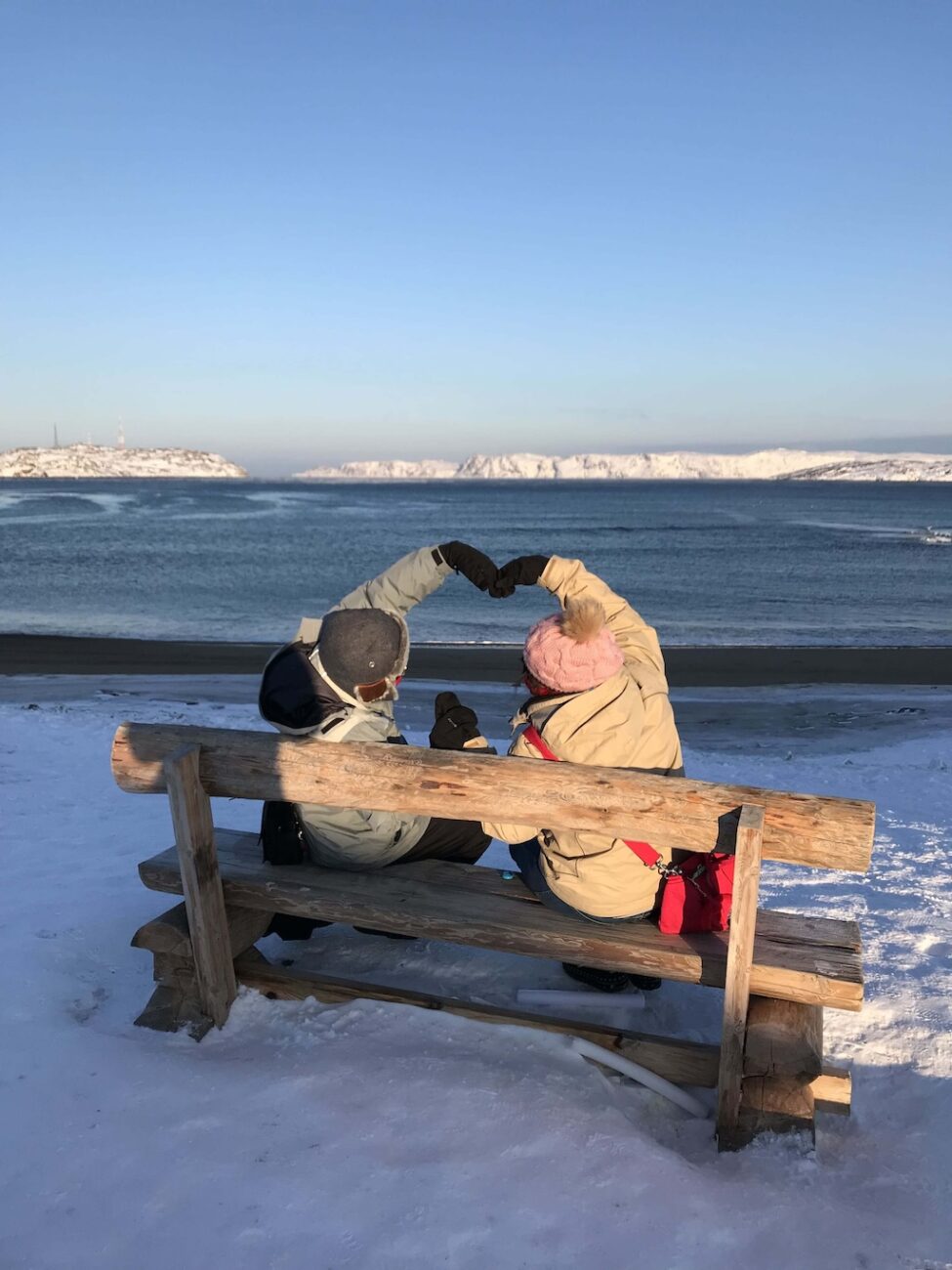 Туристы складывают сердце у моря в Териберке