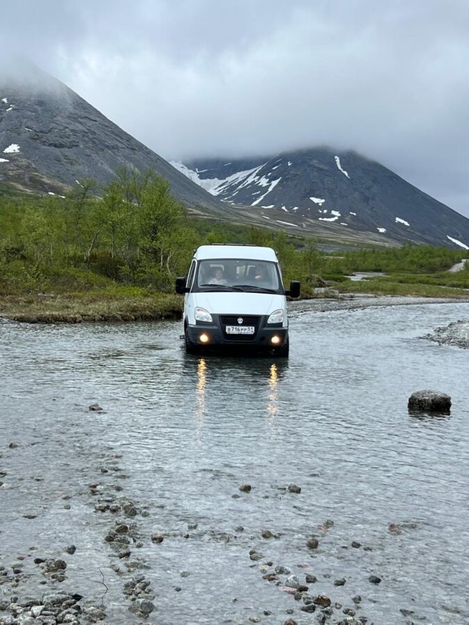 Автомобиль пересекает горную реку в Хибинах