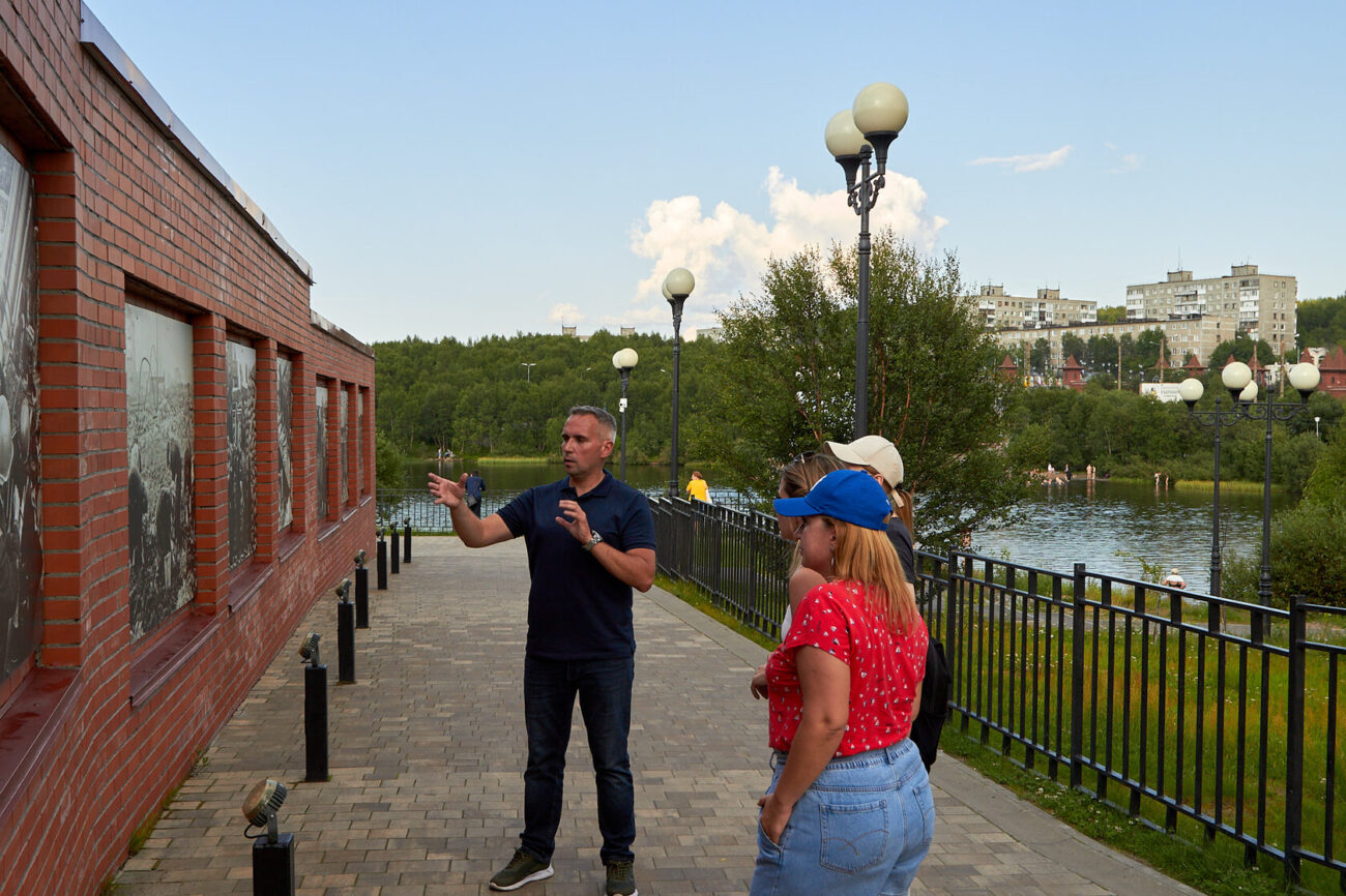 Экскурсия у мемориала в Мурманске