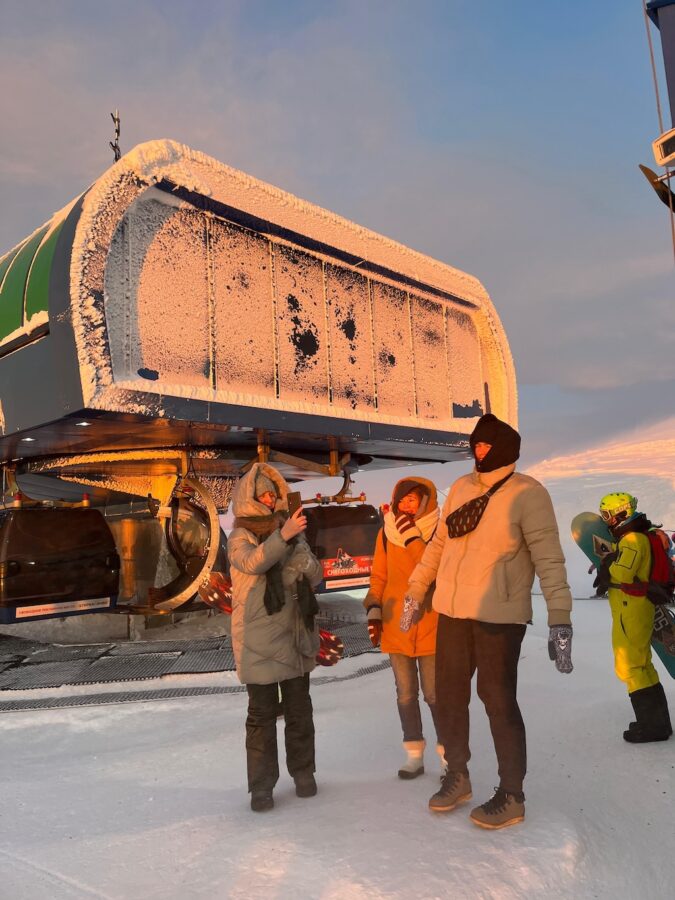 Туристы у горнолыжного подъёмника в Хибинах
