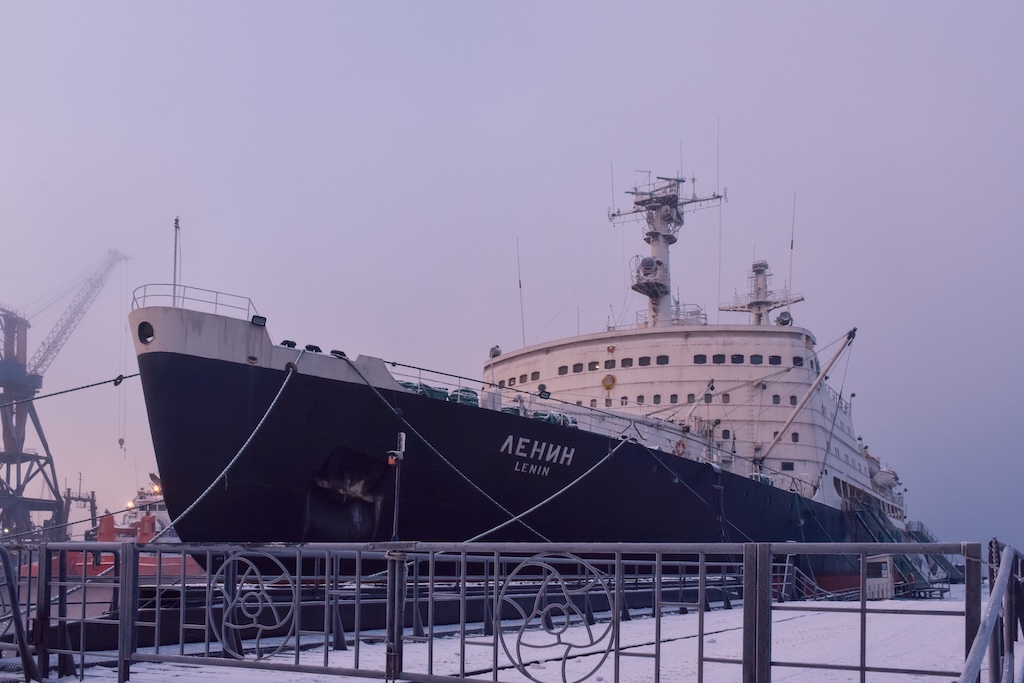 Атомный ледокол Ленин у морского вокзала в Мурманске